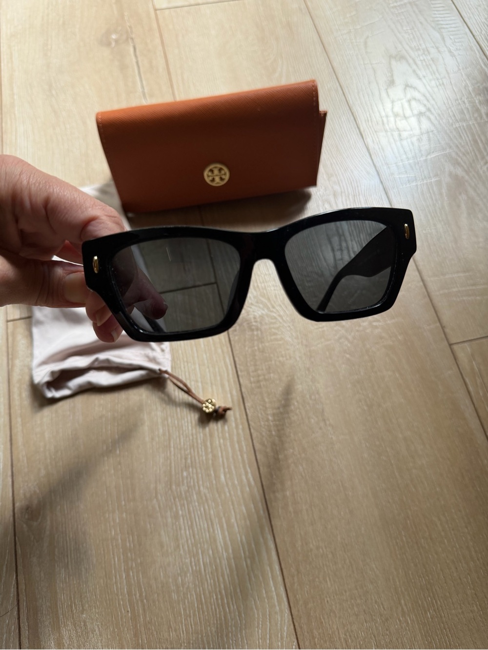 Tory Burch Black Square Sunglasses with Gold Logo - Picture 4 of 7